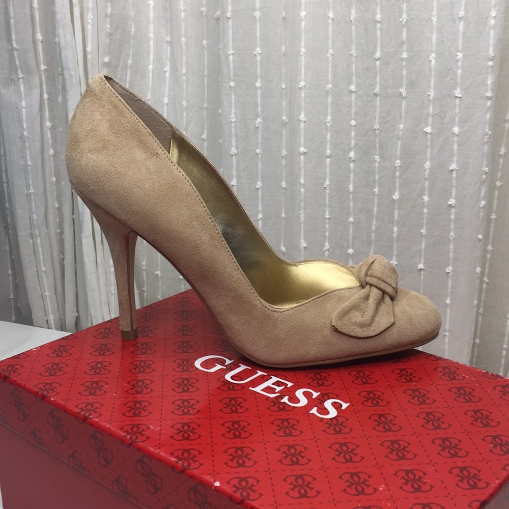 Guess Pump Nude suede New Never Worn w box size 9